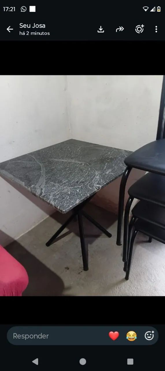 Mesa de 4 cadeiras três,meses de uso 
