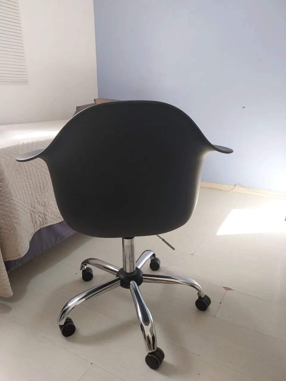 Cadeira giratória preta moderna estilo EAMES home office ou decoração excelente estado - Foto 3