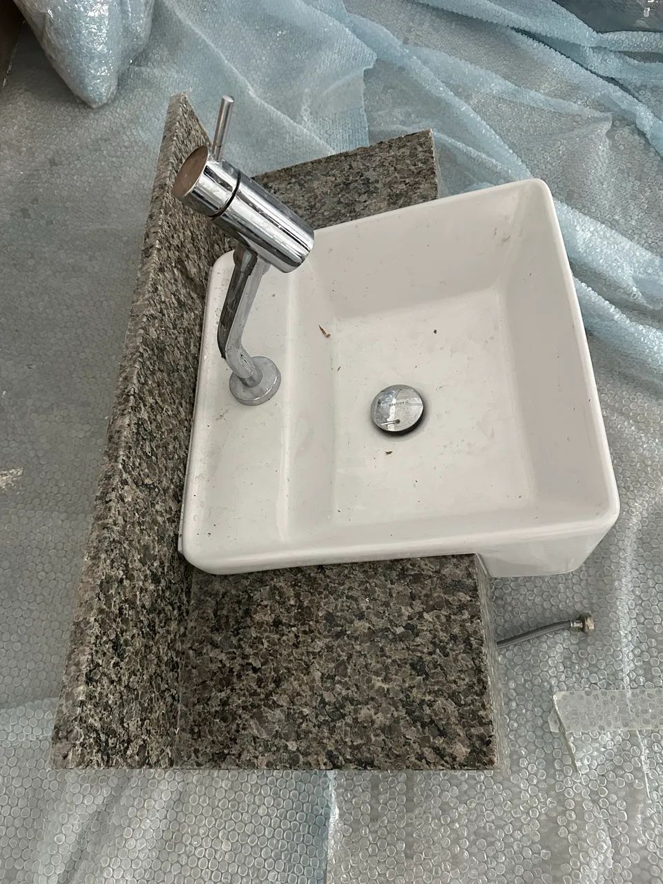 Bancada de granito com cuba Roca e torneira Monocomando - Nova - Foto 2