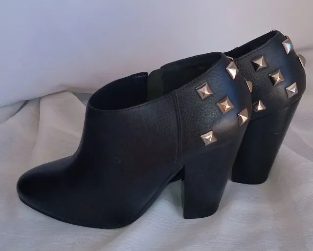 Ankle Boot DUMOND preta com spikes no calcanhar
