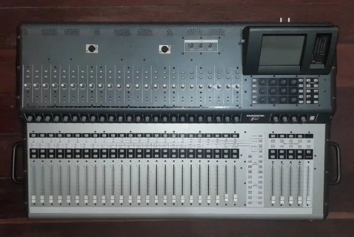 Mixer Mackie TT 24 com case