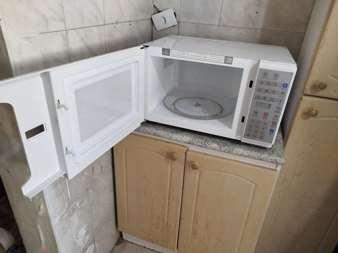 Microondas Electrolux 31L 127v, todo original, funcionando perfeitamente, bem conservado.