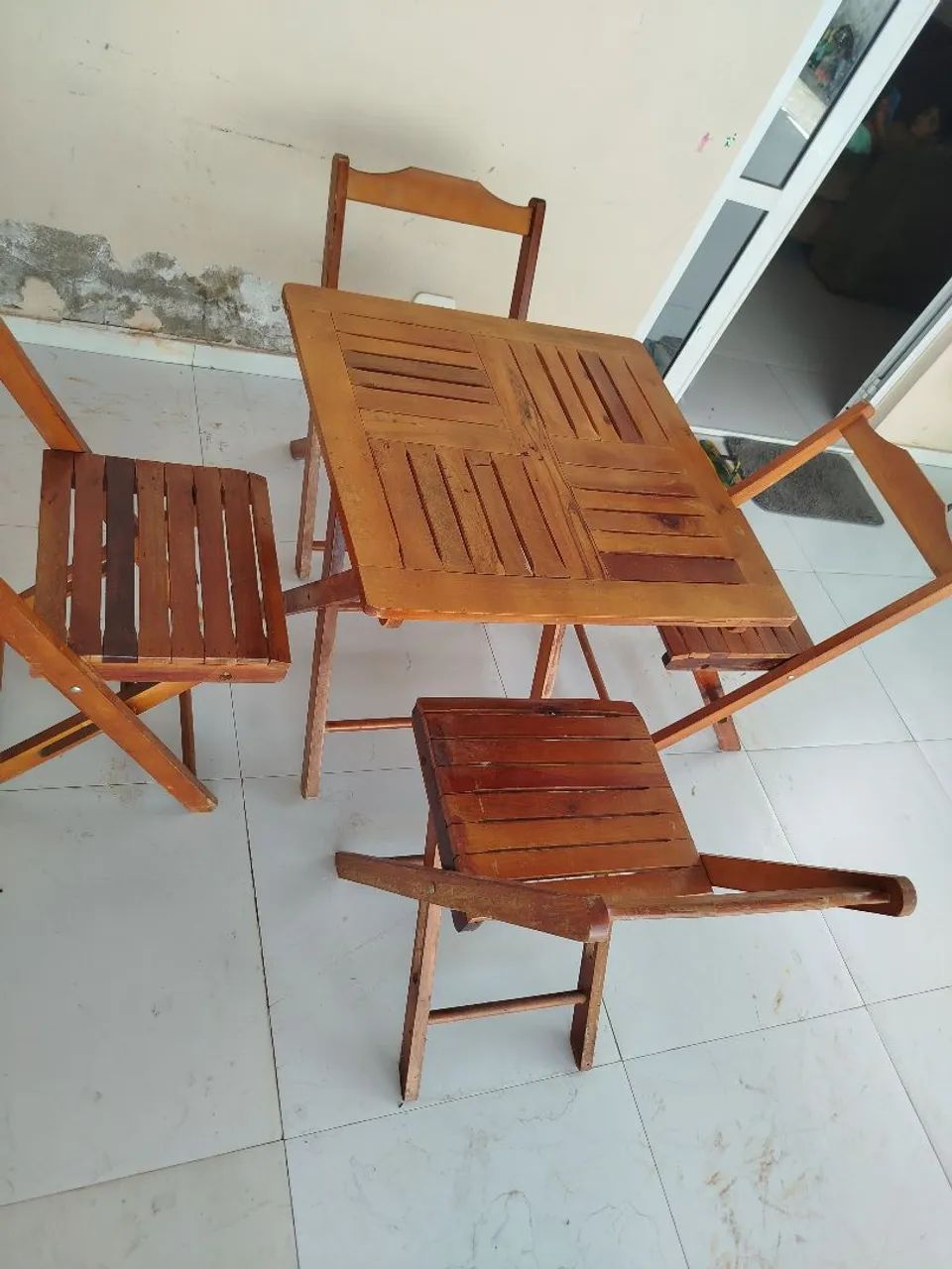 Mesa com 4 cadeiras 