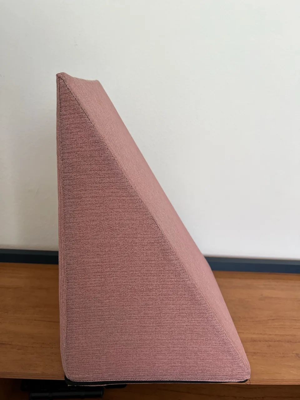 lmofada Encosto Triangular Anatômico com Zíper - Excelente Estado - Foto 2