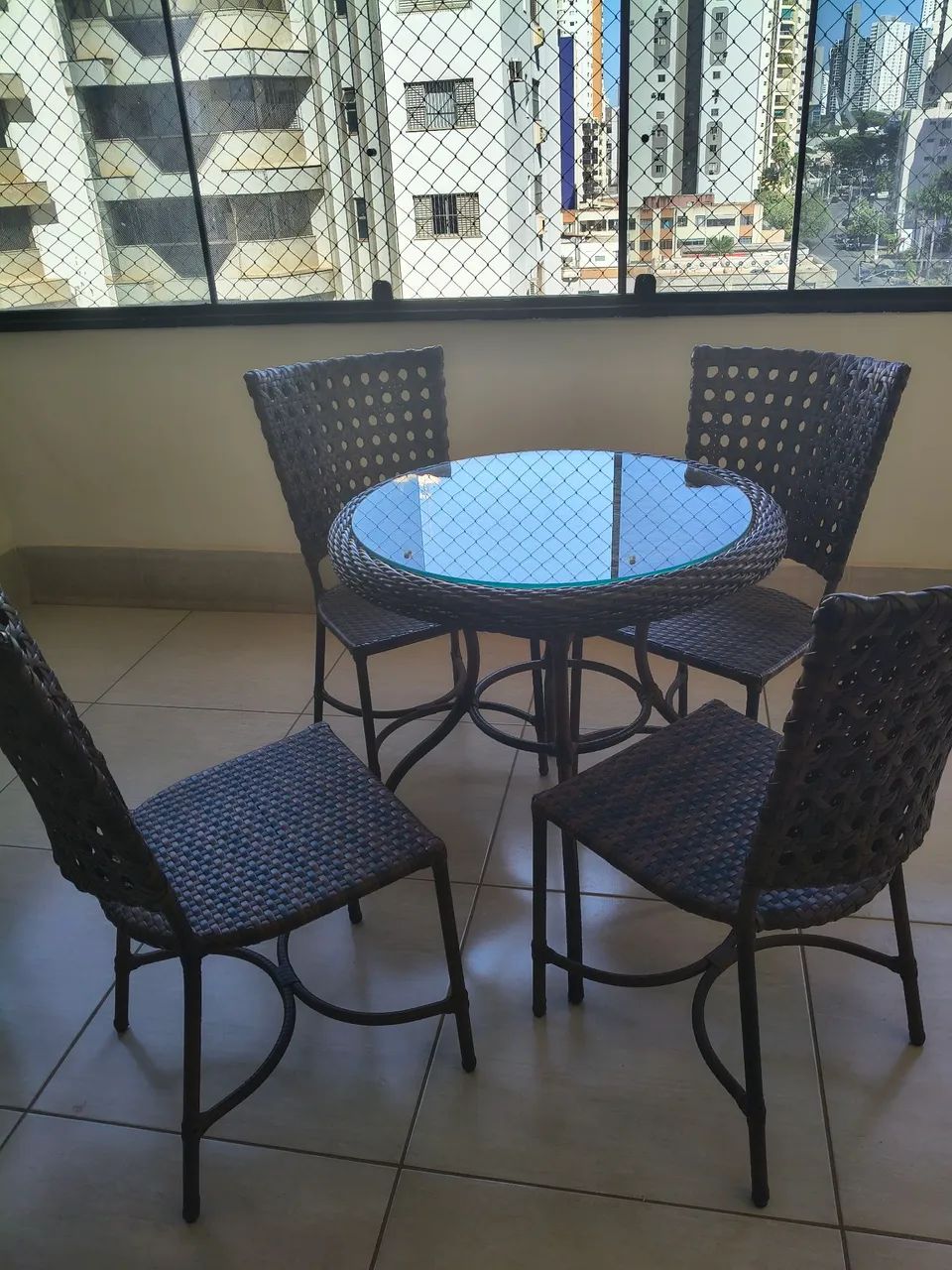 Vendo mesa com 4 cadeiras de vime  - Foto 3
