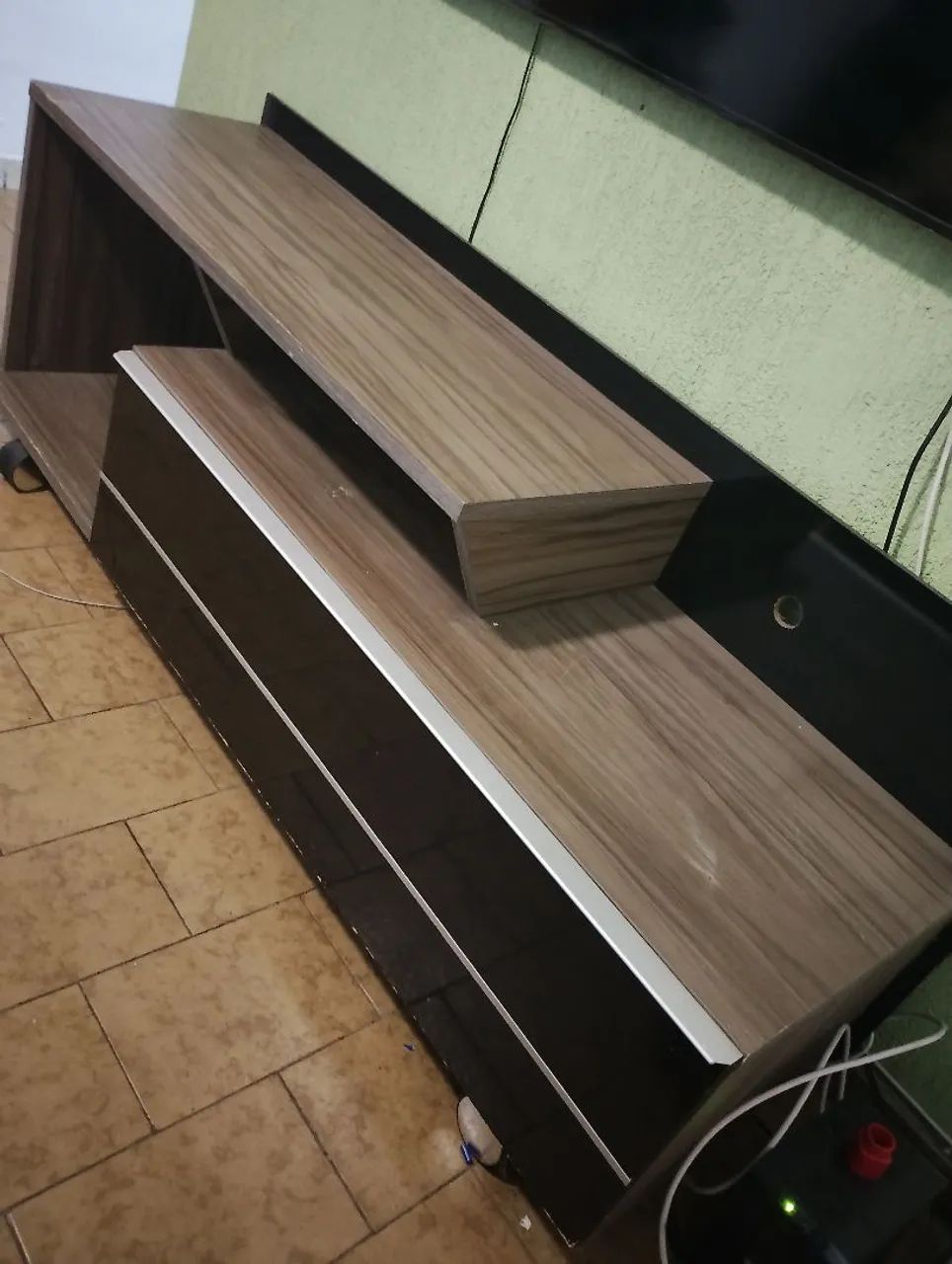 Rack com gaveta e com toque amadeirado na cor tabaco e preto  - Foto 2