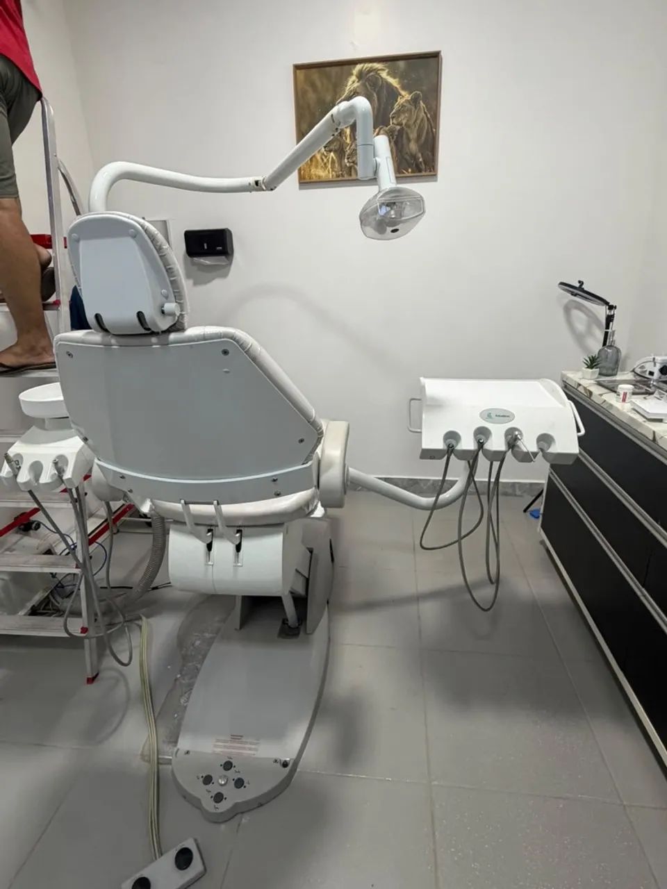 Cadeira odontológica com refletor, equipo e cuspideira - Foto 2