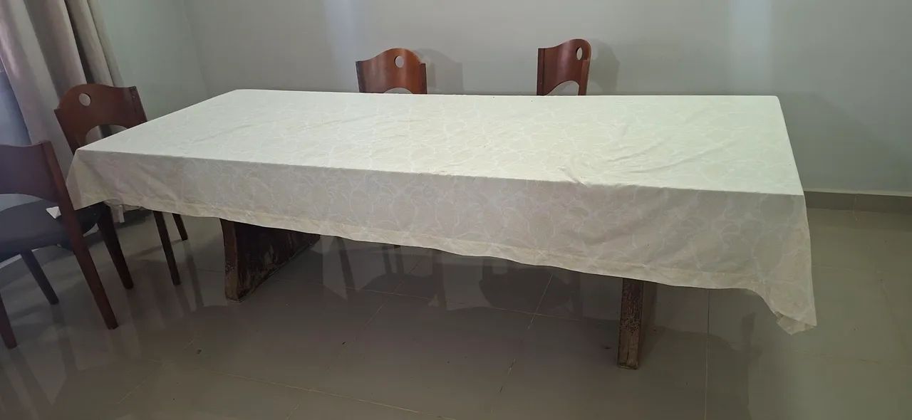 Mesa de madeira maciça com cadeiras