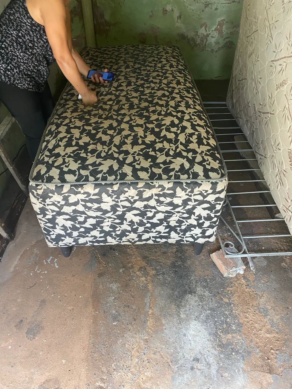 Uma cama box de casal uma cama de solteiro box e um couxao solteiro 