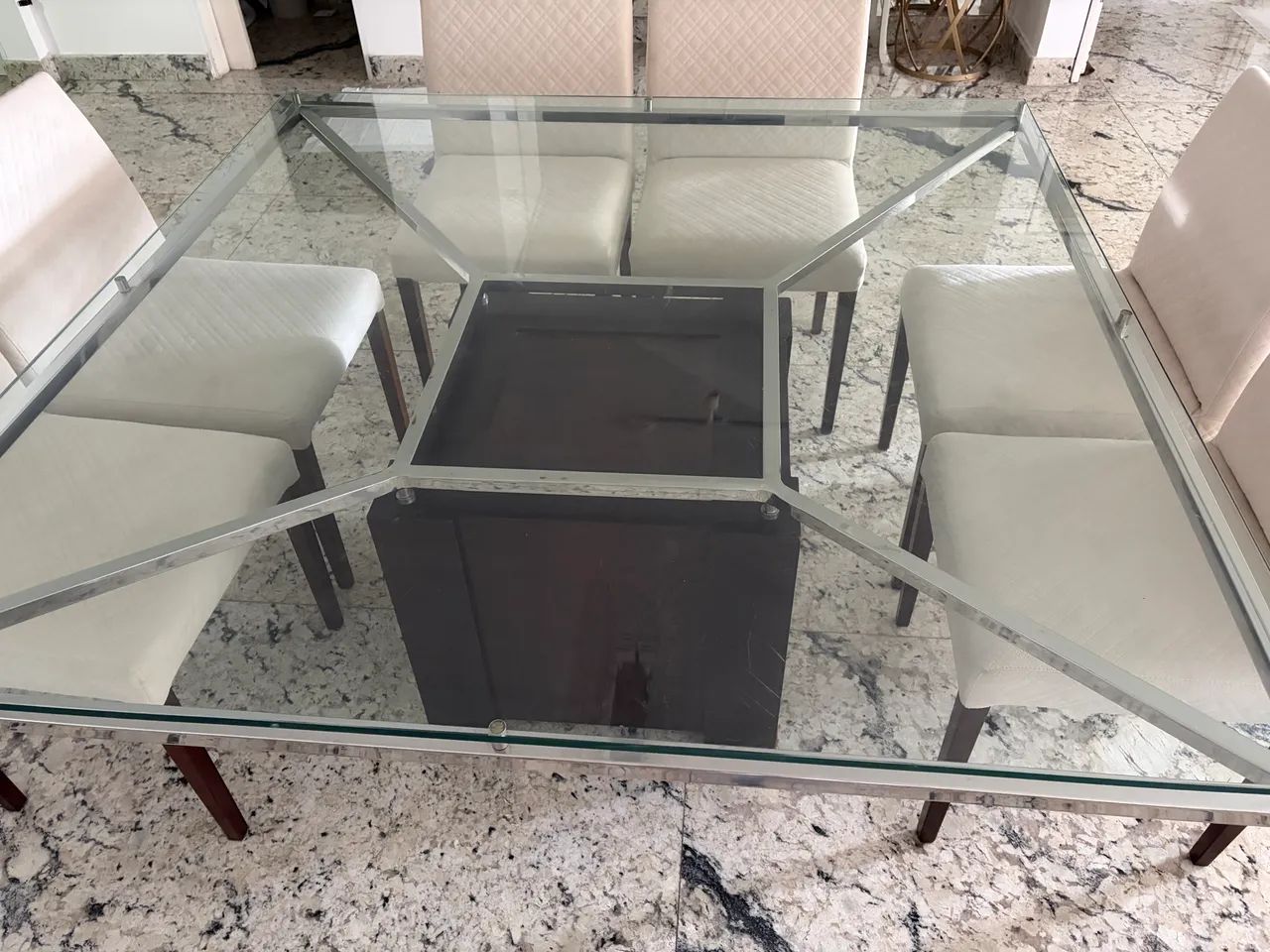 Vendo mesa de jantar com oito cadeiras 