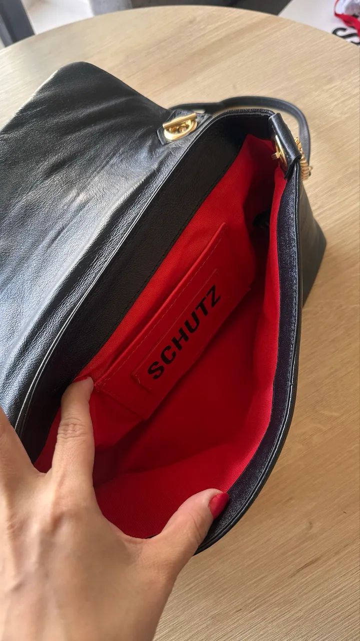 Bolsa Tote Schutz preta em couro com corrente dourada - praticamente nova - Foto 5
