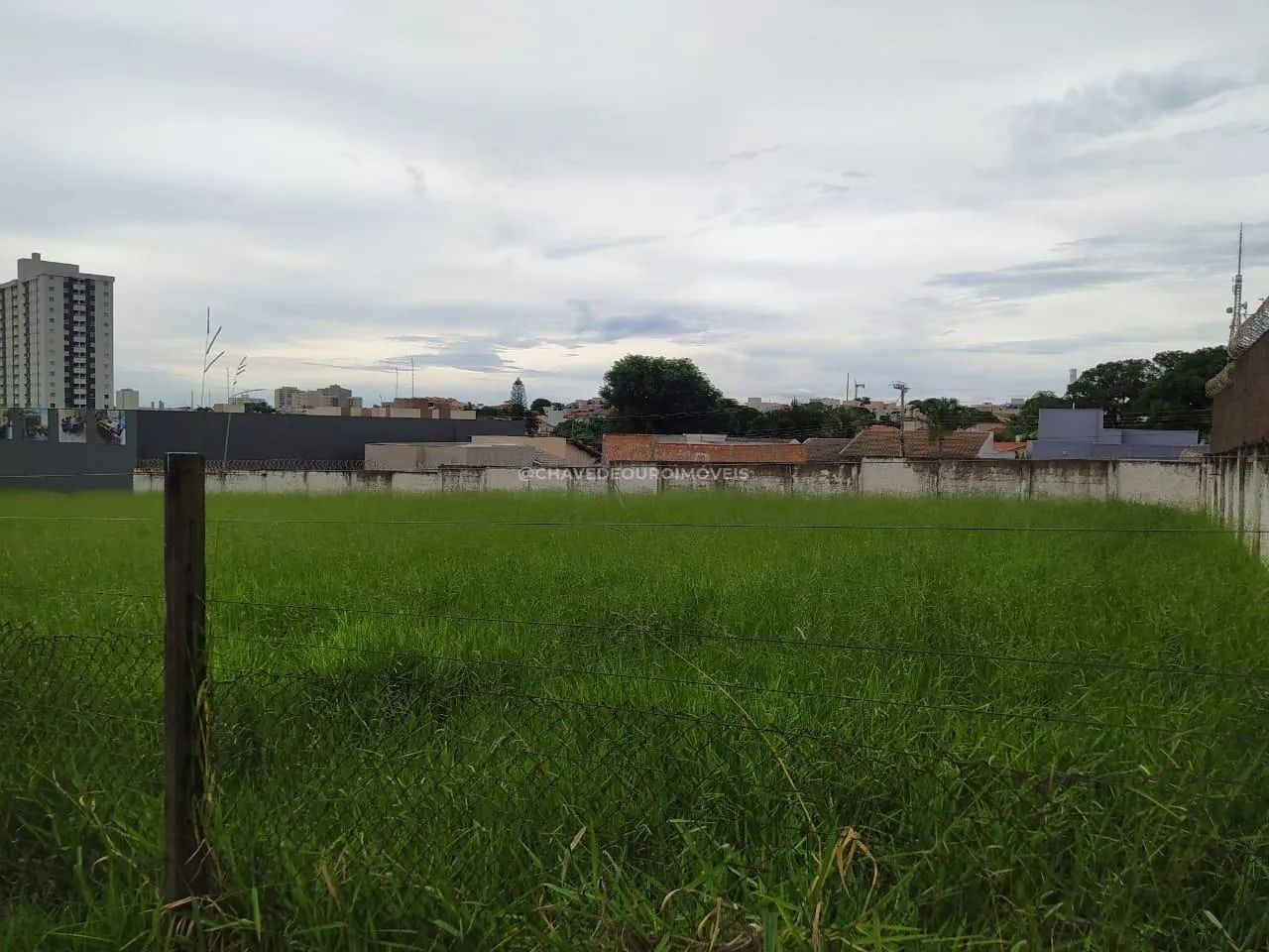 Lote com 402 m² próximo à UPA do Parque do Mirante, em Uberaba. - Foto 2