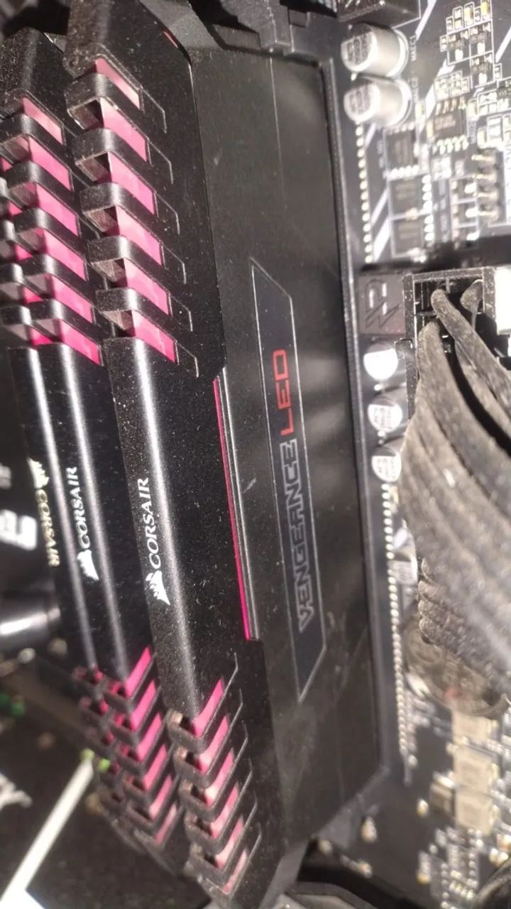 CORSAIR - Vengeance LED vermelho 32GB (2 x 16GB) 288 pinos DDR4