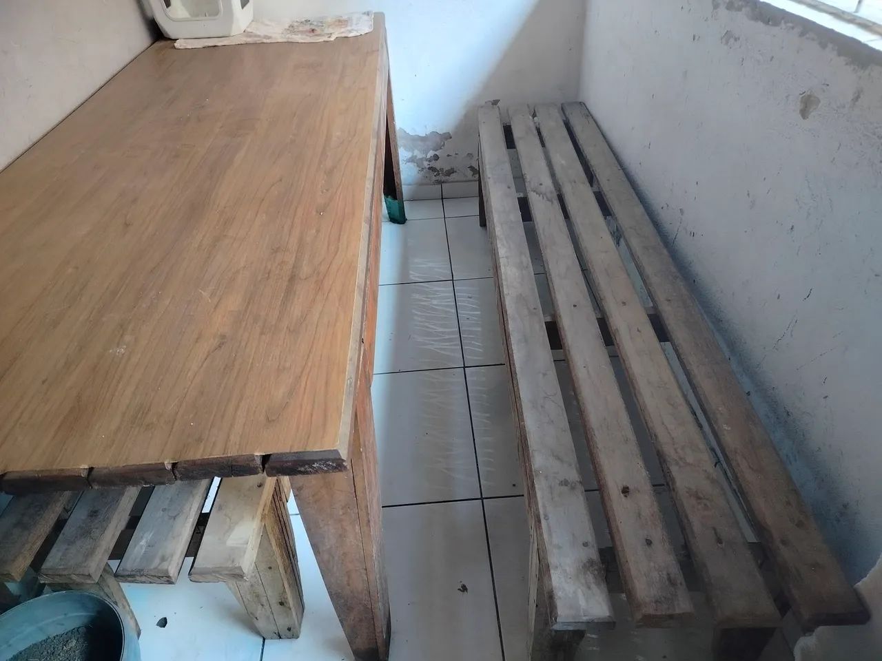 Vende-se mesa com dois bancos de madeira  - Foto 5