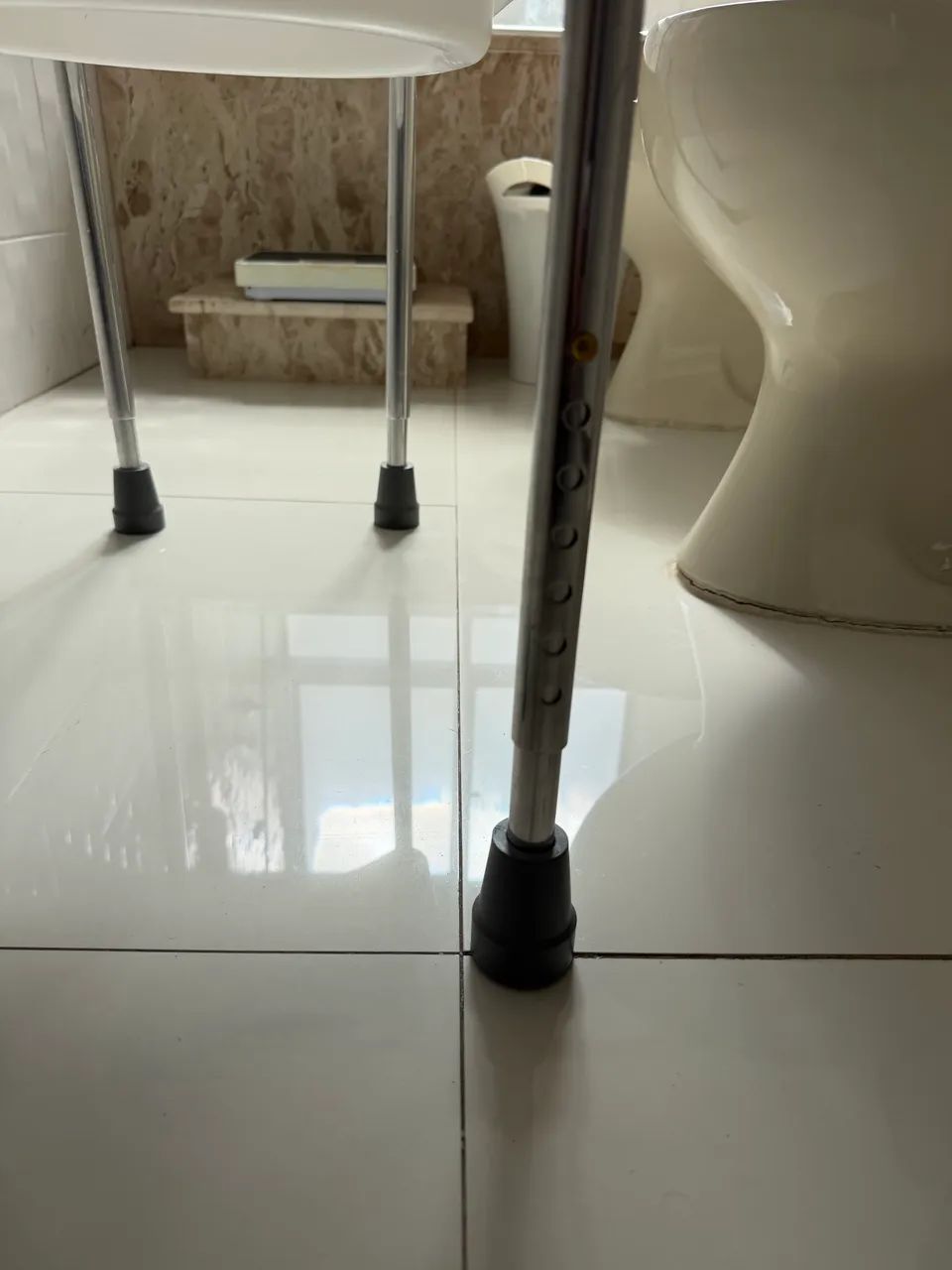 Assento sanitário elevado com barra apoio lateral ajustável  - Foto 3