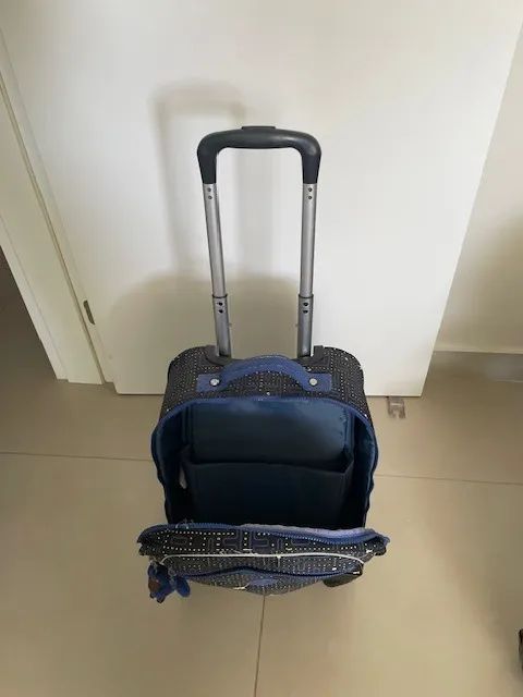 Mochila Kipling com rodinhas - Bom Estado (PAC MAN) - Foto 4