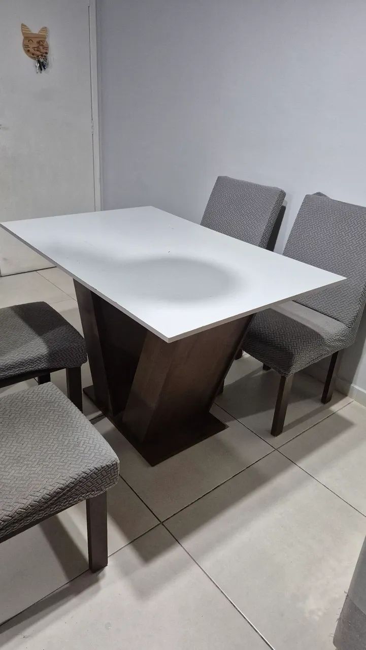 Mesa de jantar com 4 cadeiras