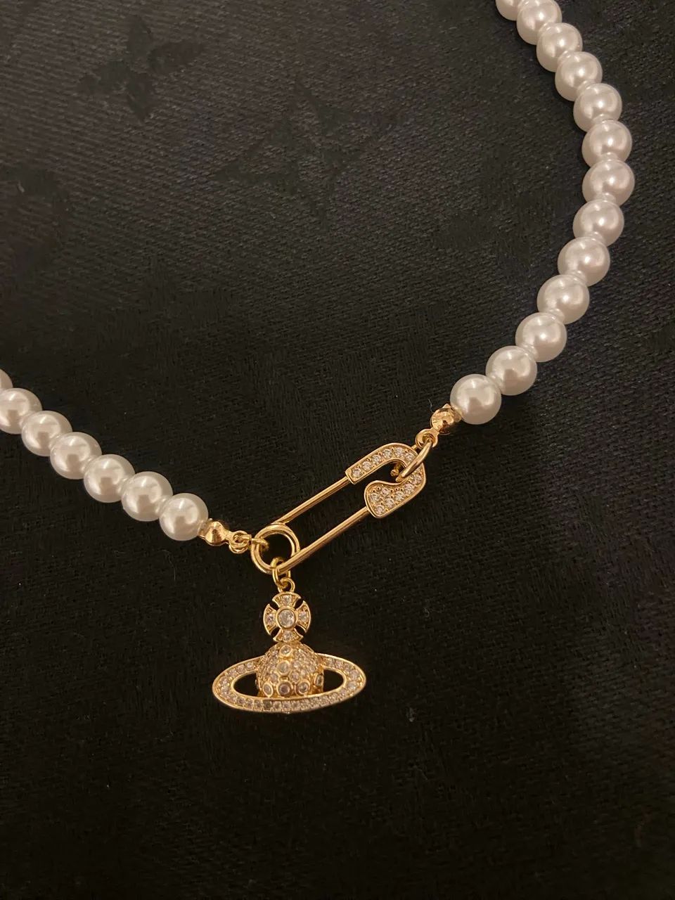Colar de pérolas inspiração da vivienne westwood com detalhes dourados  - Foto 2
