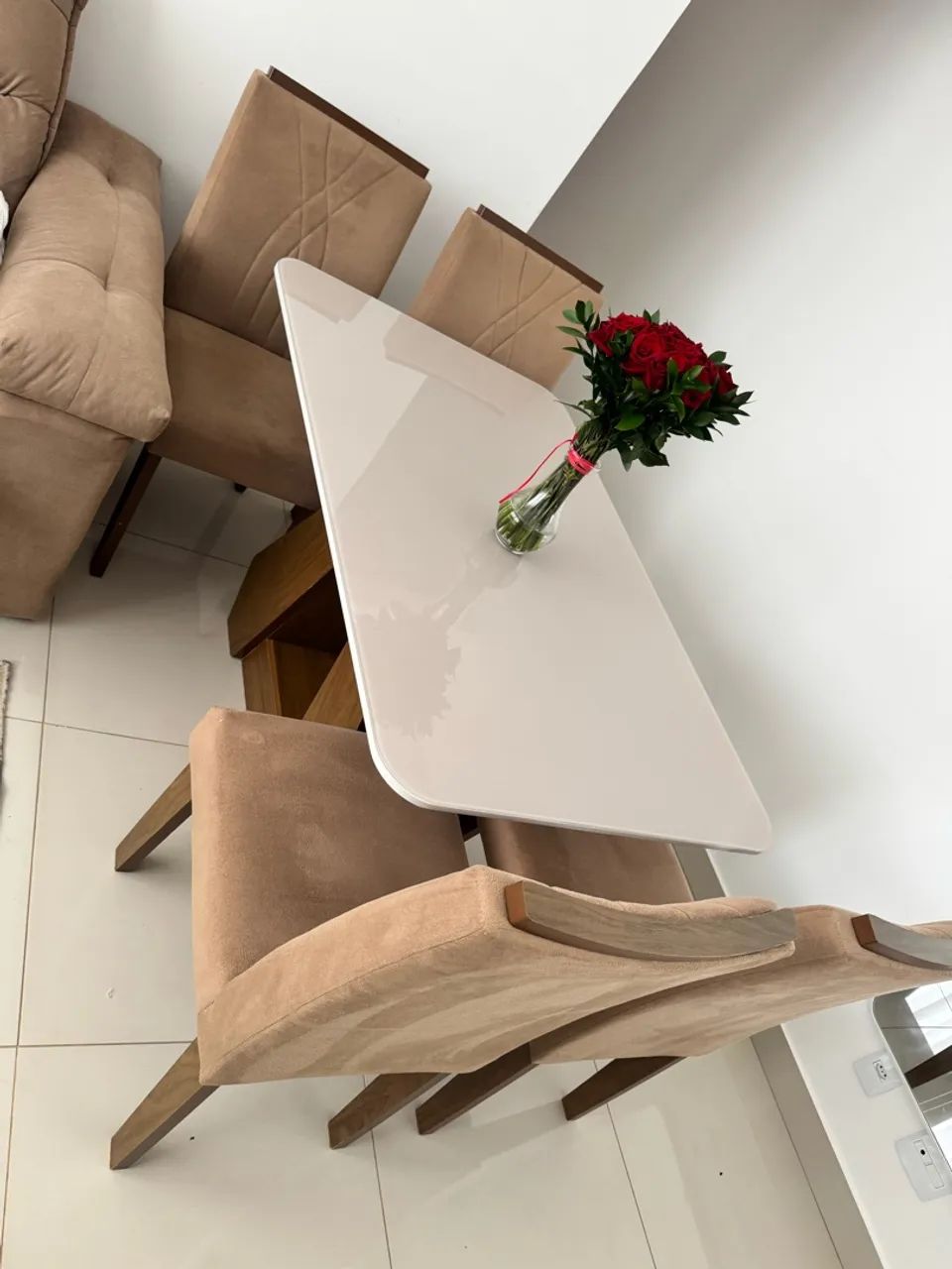 Mesa de Jantar com 4 Cadeiras -Sofisticação e Design Moderno - Foto 3