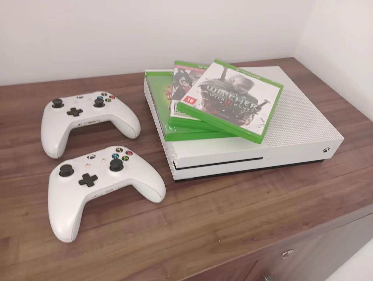 Xbox one S com 2 controles e 4 jogos  - Foto 3