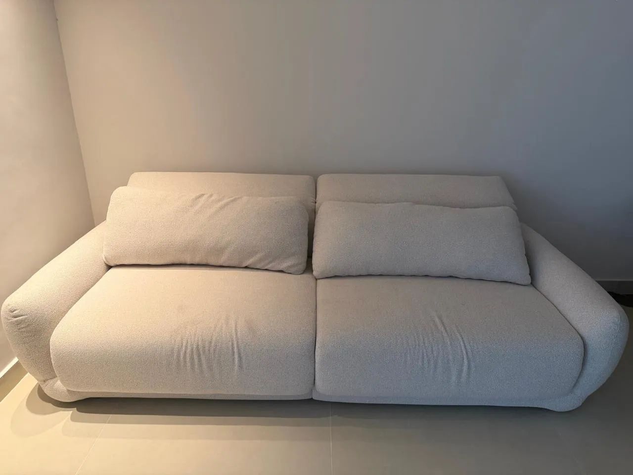 Sofà Stone, comprado na loja Moveis Zanetti em Vitória-ES. Cor Branco Boucle - Foto 2