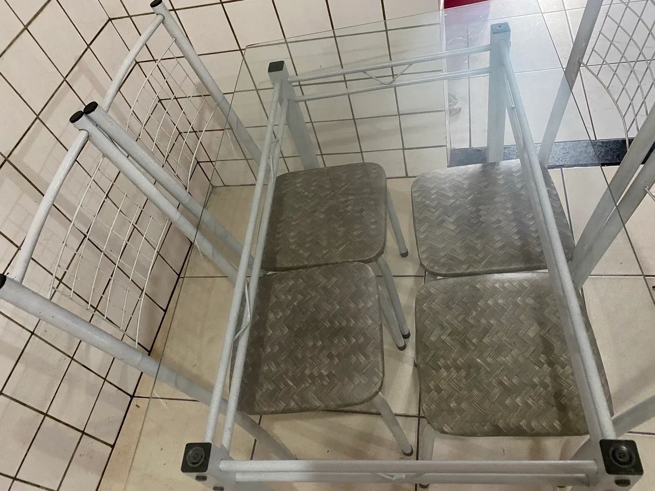 Vendo mesa de vidro com 4 cadeiras semi nova - Foto 5