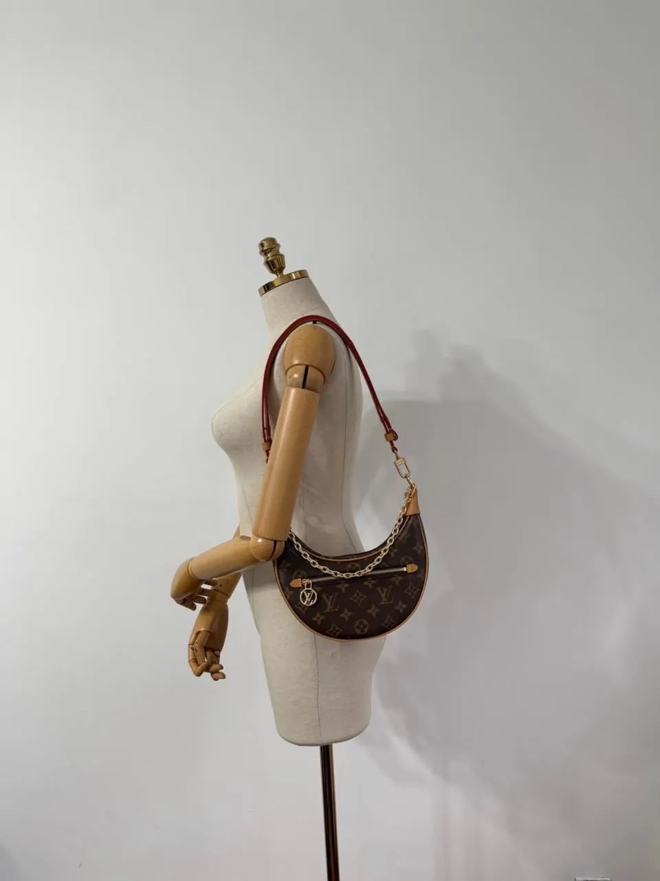 Bolsa modelo Loop em couro legítimo qualidade italiana Louis Vuitton  - Foto 2