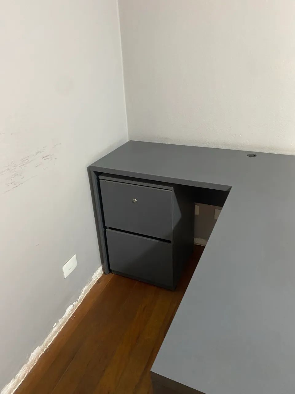 Escrivaninha em L cinza com gaveteiro  - Foto 4
