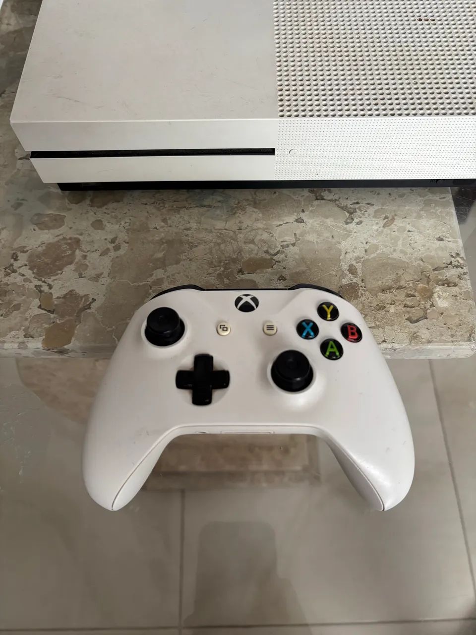Xbox One S 1TB + 2 controles  - Foto 2