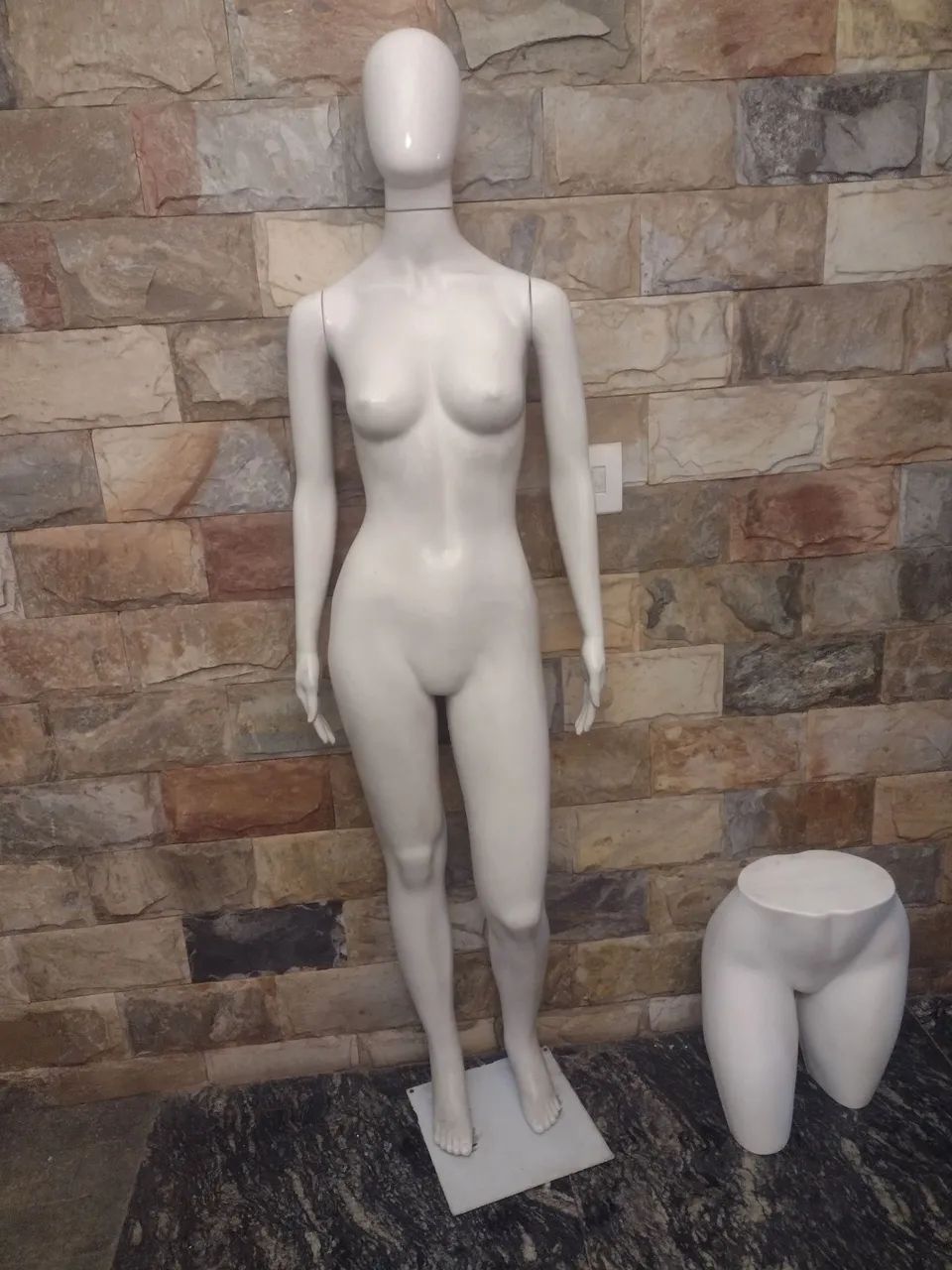 Manequim de corpo inteiro e manequim de bermuda 