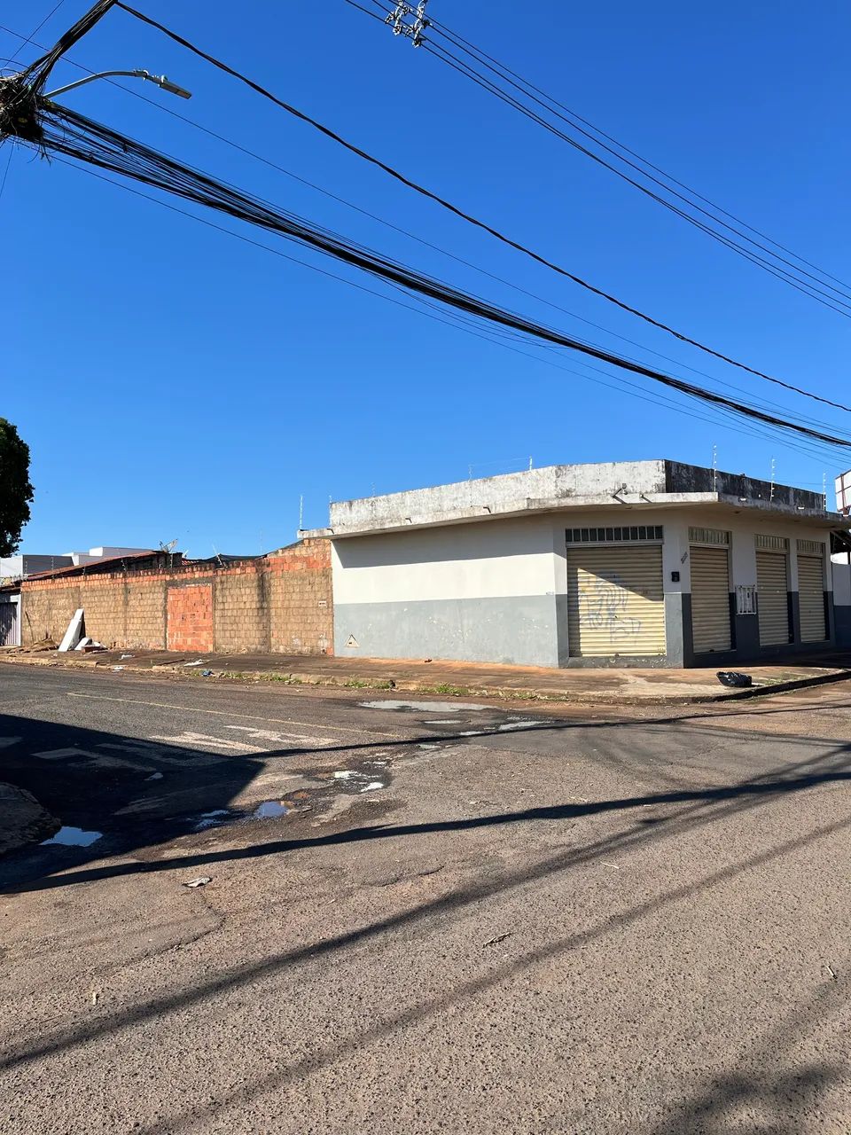 TERRENO DE ESQUINA com dois cômodos de comércio - Foto 2