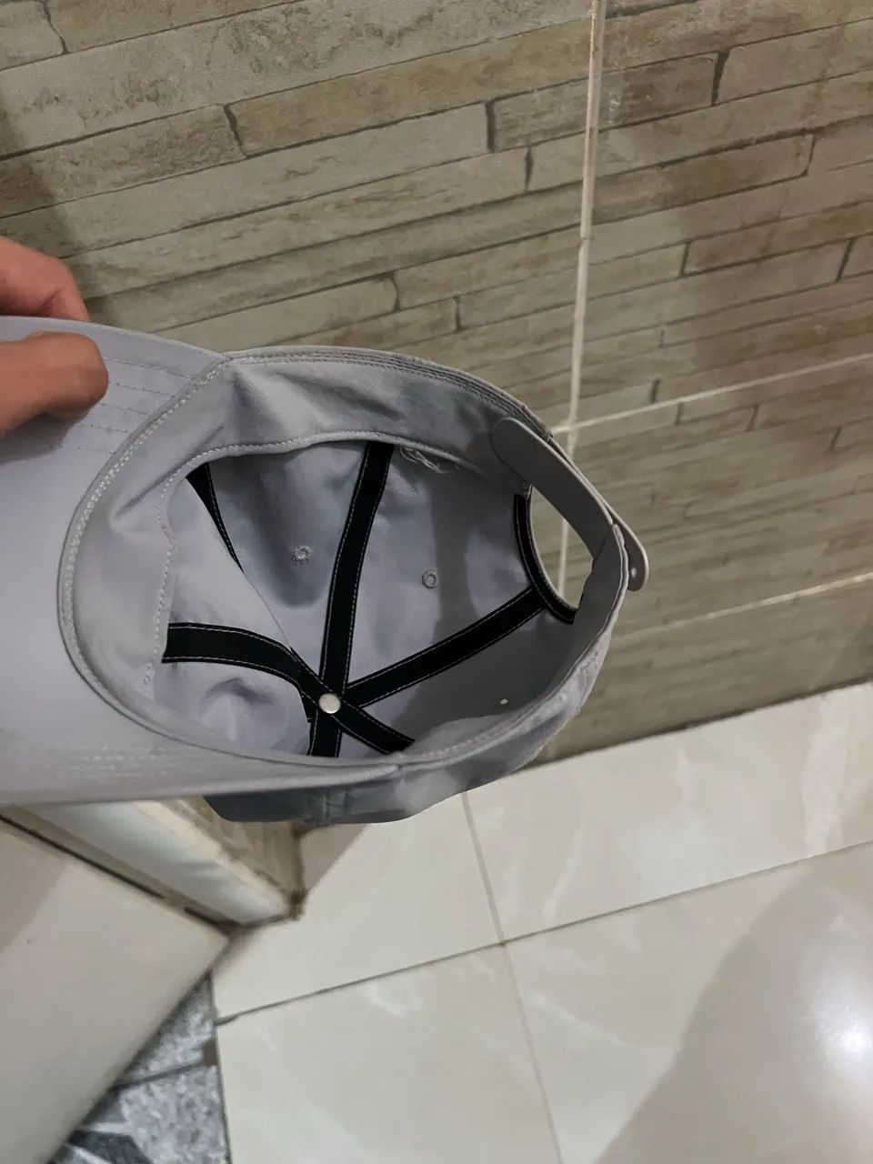 Boné Adidas Original Cinza com Logo Rosa (Ajustável) - Foto 2