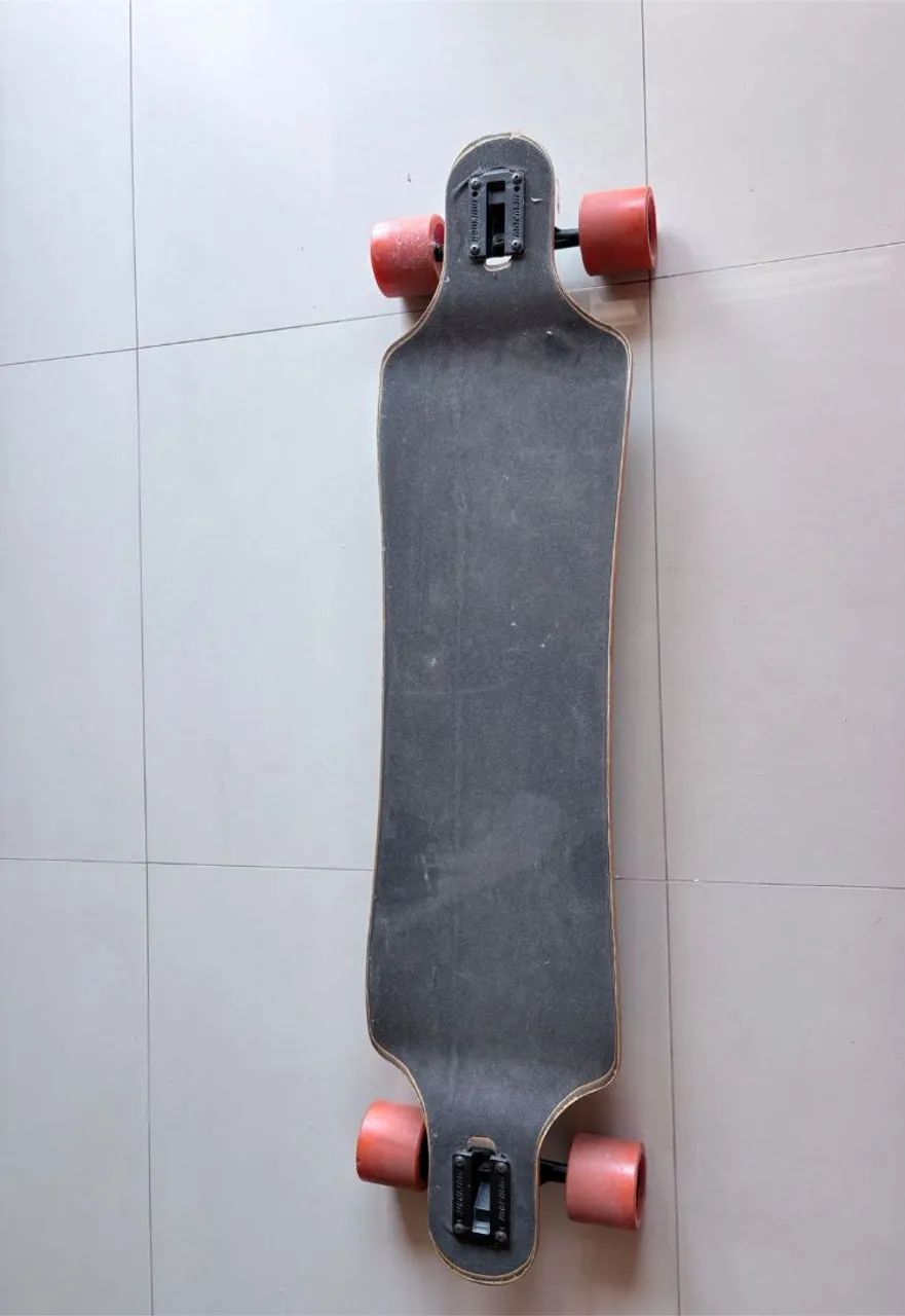 Longboard Drop-Through - Estável e Perfeito pra Descida - pouco uso <br> - Foto 3