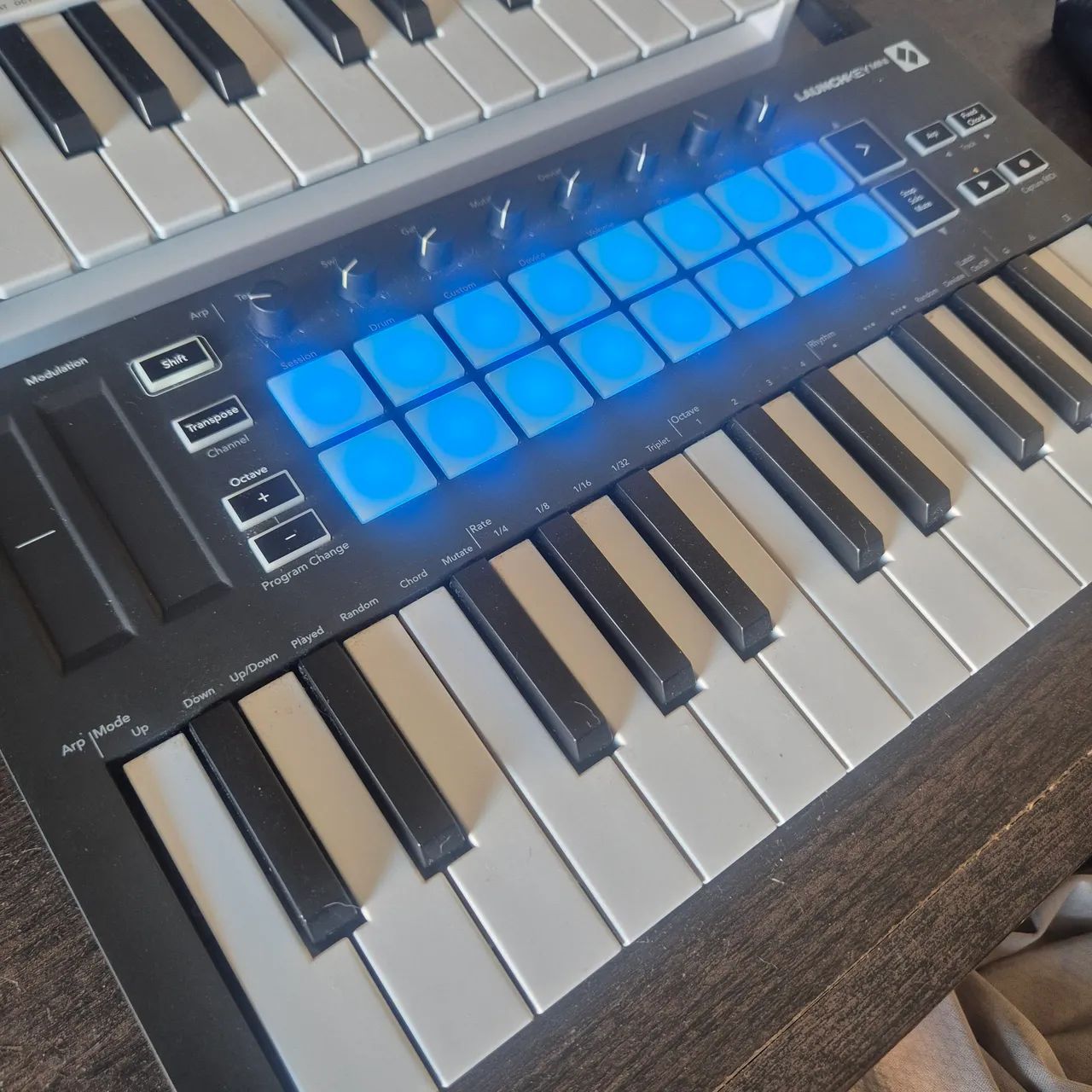 Controlador MIDI Novation Launchkey Mini MK3 - Foto 4
