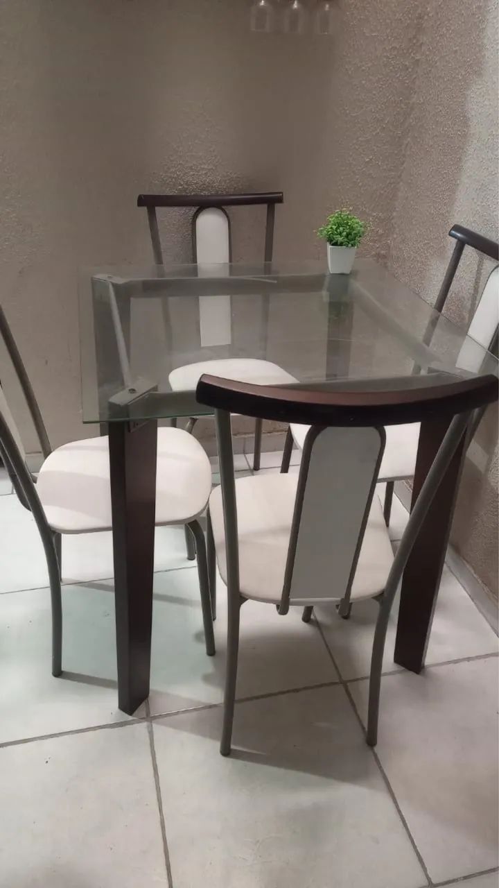 Mesa com 4 cadeiras 