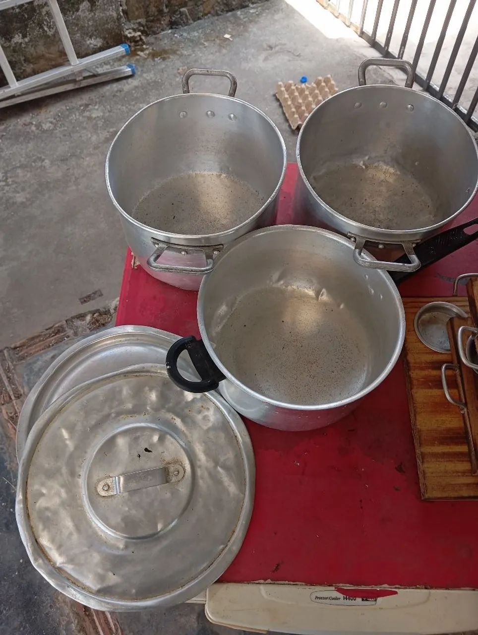 Freezer, frigideiras, panelas e tábuas de madeira para servir lanches  - Foto 5