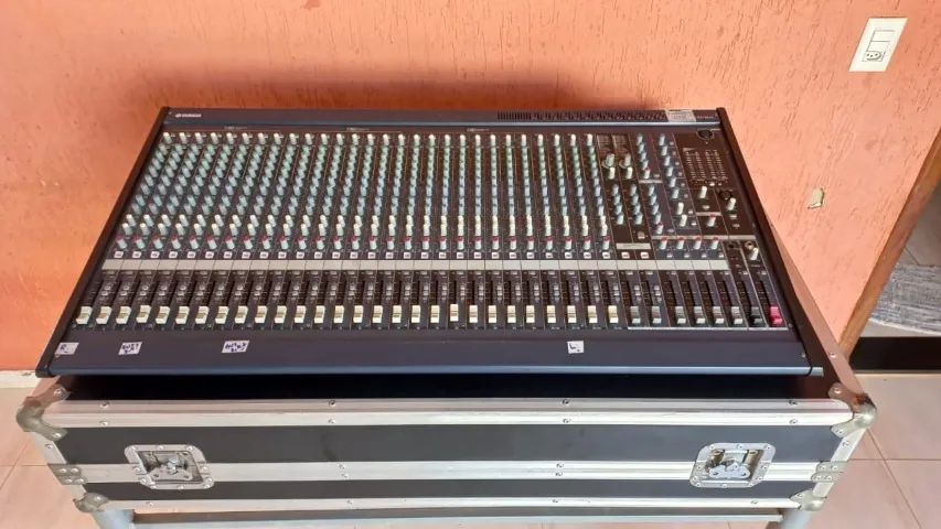 Mesa de som Yamaha MG 32-14 FX - com case - Foto 2