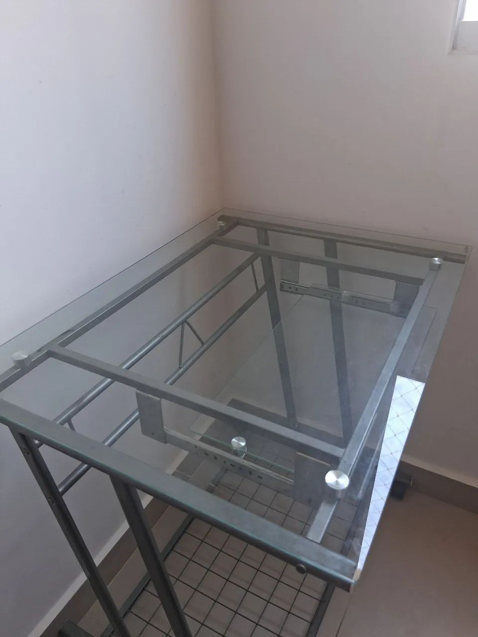 Mesa de estudo e trabalho de vidro com rodinhas - Foto 4