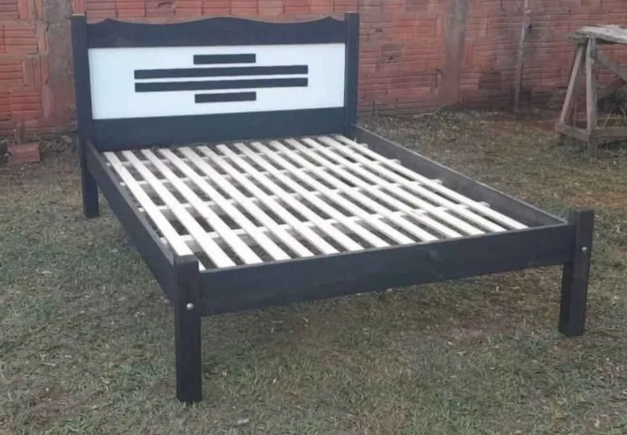 Cama de madeira casal nova. 