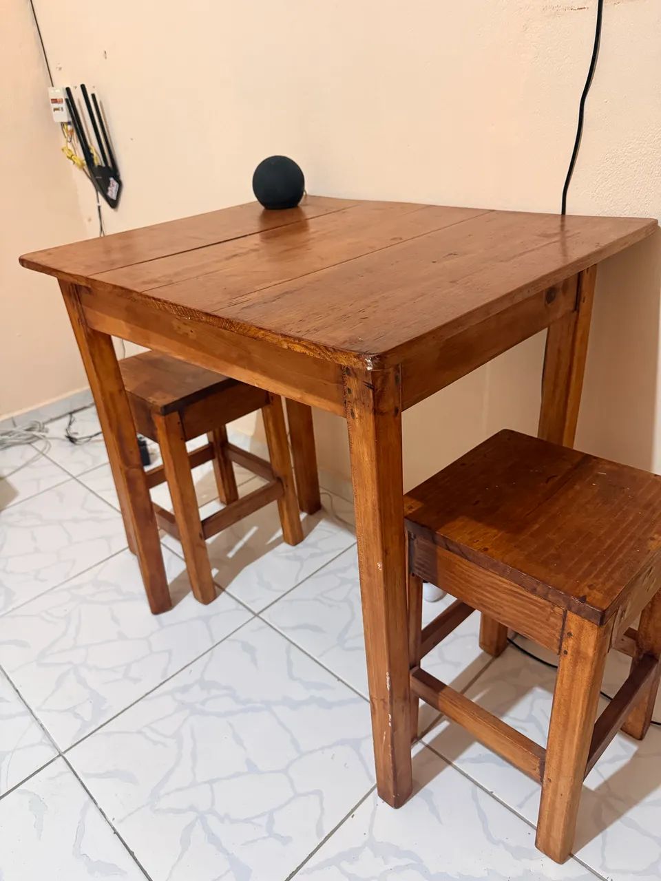 Mesa de madeira com bancos