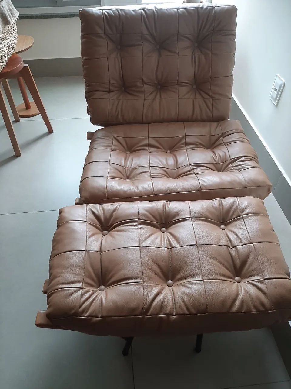 poltrona e puff de couro legítimo 