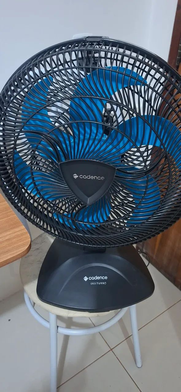 Vendo ventilador Cadence turbo 60cm pouco usado. Motivo da venda, climatizei a casa toda.