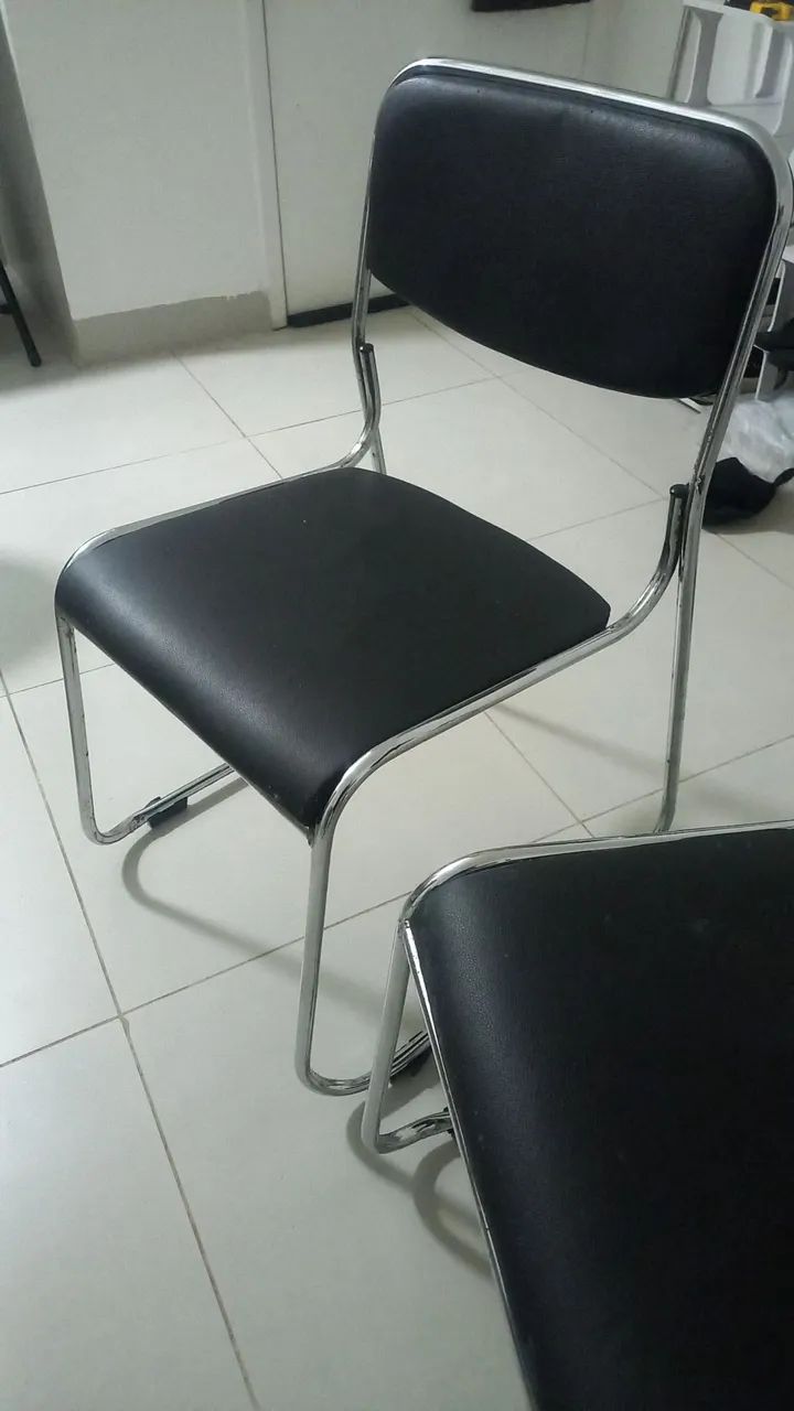 Conjunto de 2 cadeiras de metal com assento e encosto acolchoado