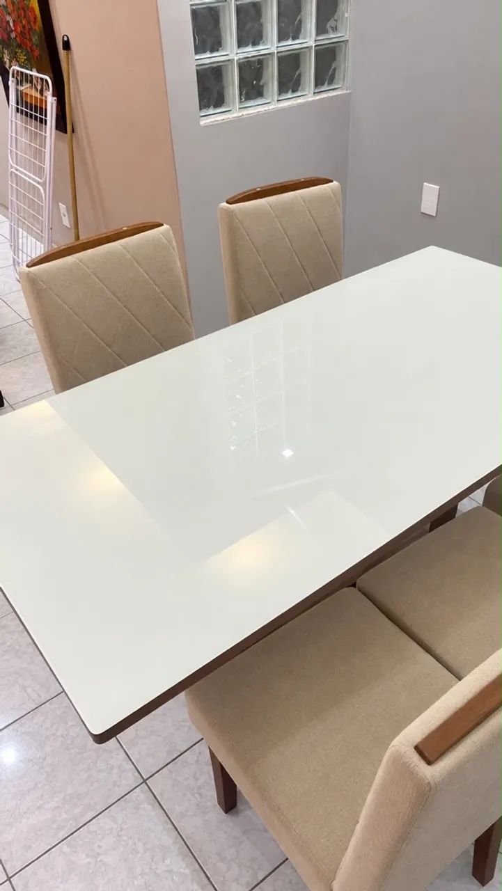 Vendo mesa com 6 cadeiras 