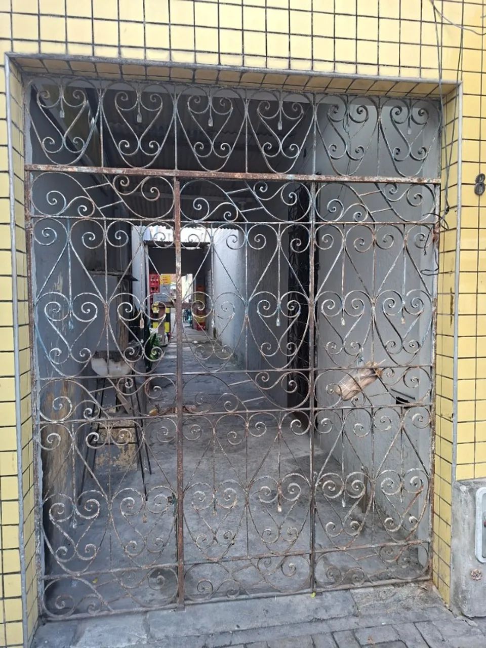 Vendo Casa no Centro, Comercial e Residencial; 1 loja e  5 apartamentos sala, quarto, WC - Foto 4