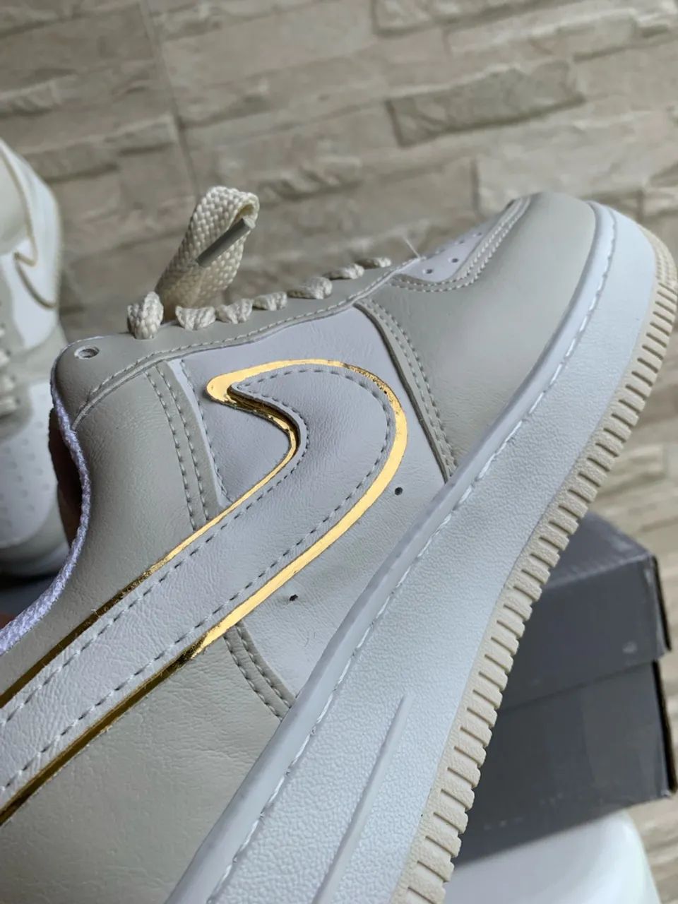 Nike Air Force bege/branco/dourado - TAM 35 - Foto 2