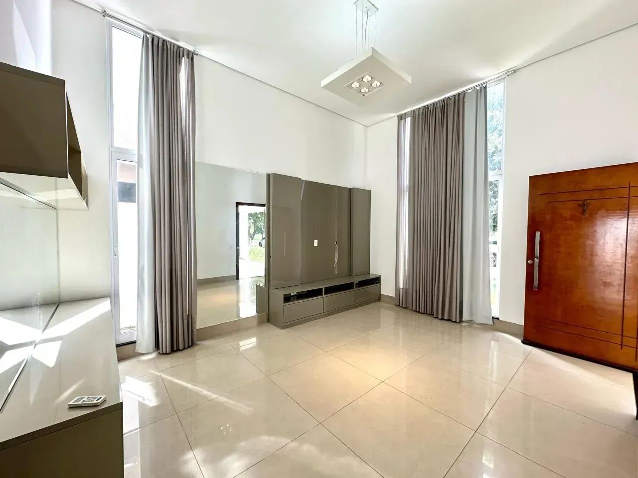 CASA TÉRREA COM 3 SUITES À VENDA, 375m2 - COND BELVEDERE I - Foto 2