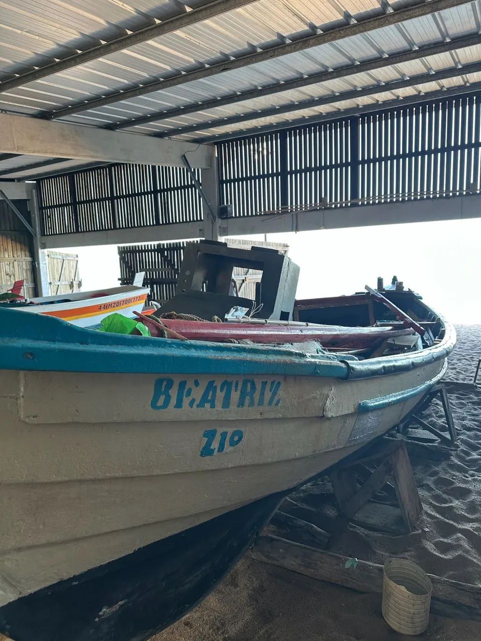 Casco de lancha baleira pra reformar e motor 13 hp  - Foto 4