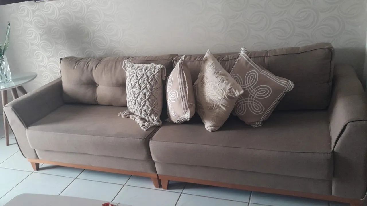 Sofá com base em madeira e tecido em linho 