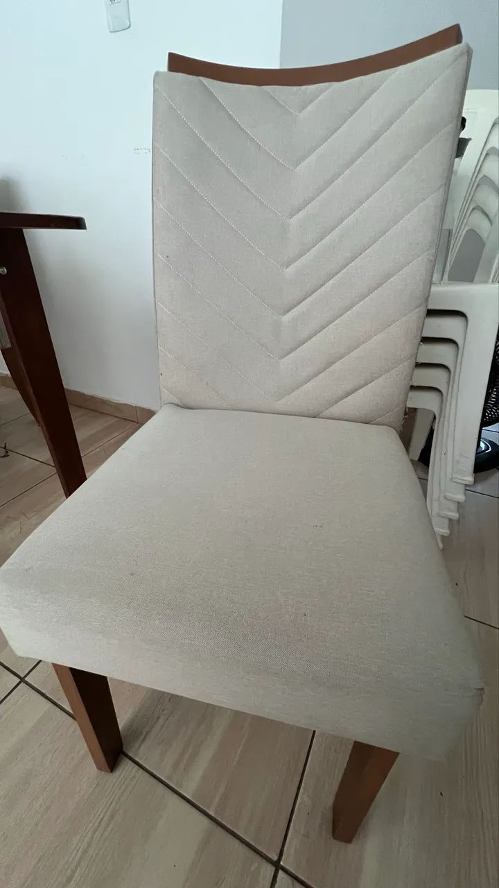 Mesa de jantar em Madeira maciça e 7 cadeiras estofadas.  - Foto 3